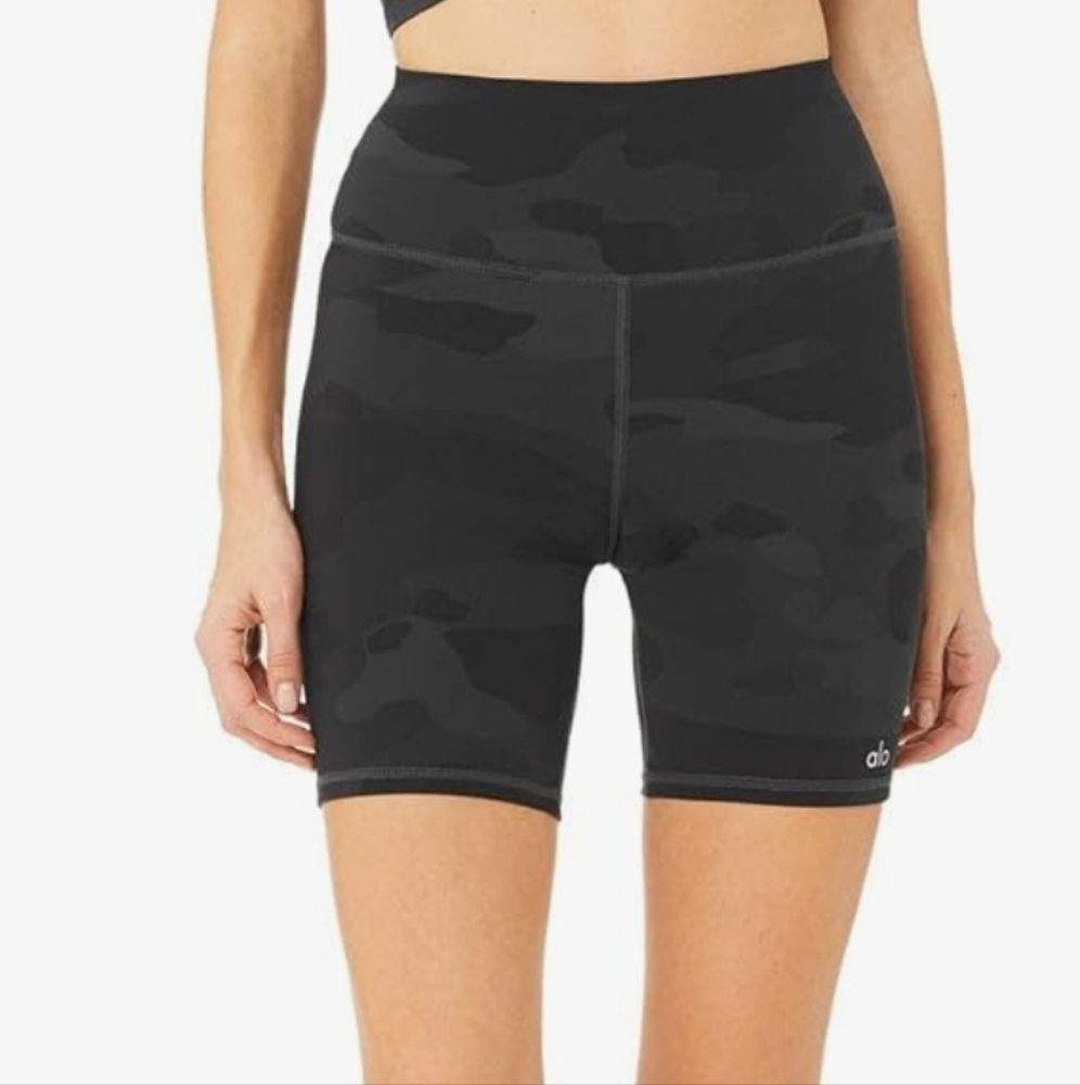 Alo Small 7" High-Waist Vapor Biker Short Hunter Camouflage